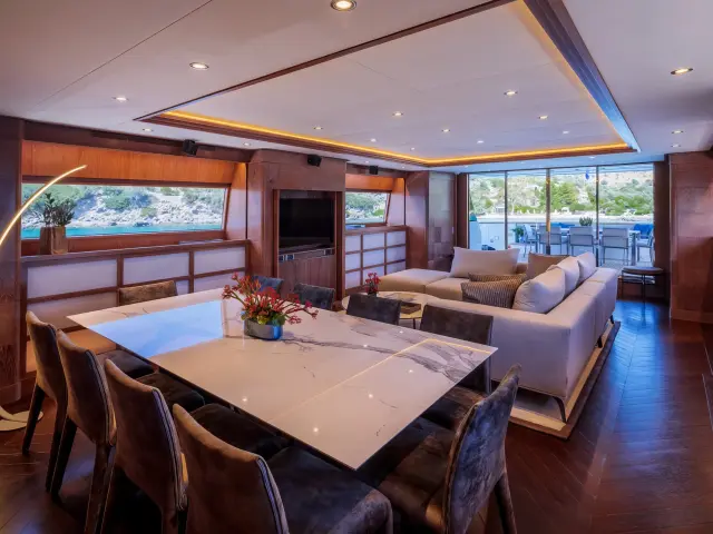 Yacht Shooting Star saloon