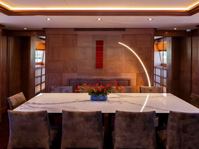 Yacht Shooting Star saloon