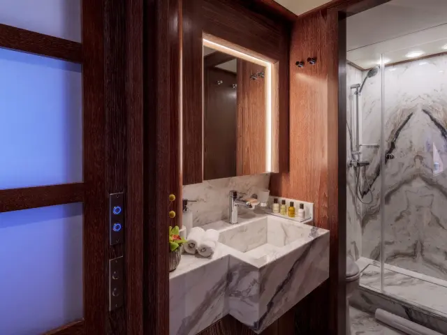 Yacht Shooting Star cabin bathroom