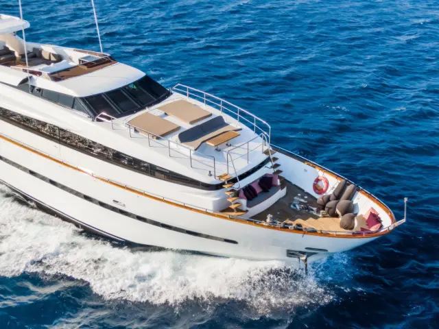 Yacht Axella side view