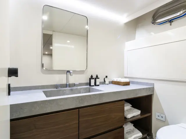 Yacht Axella cabin bathroom