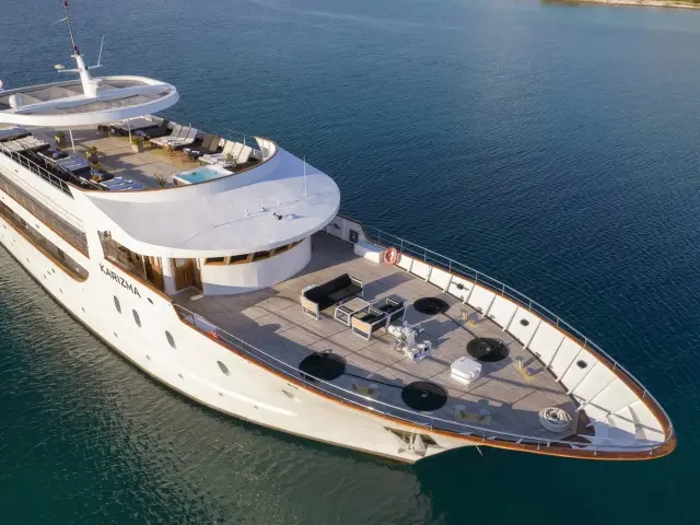 Yacht Karizma aerial view
