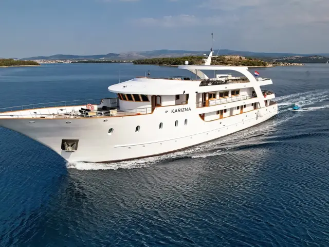 Yacht Karizma side view