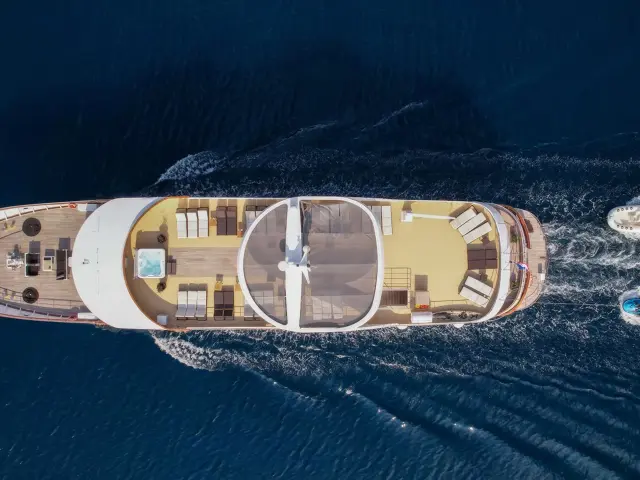 Yacht Karizma top-down view