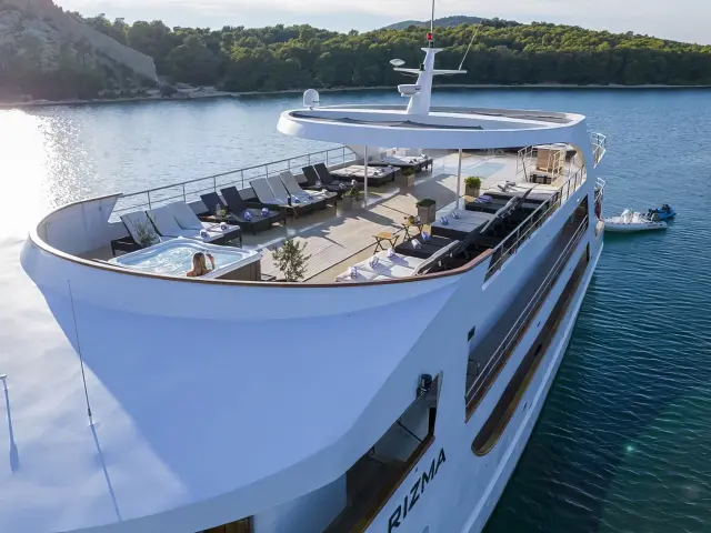 Yacht Karizma aerial view