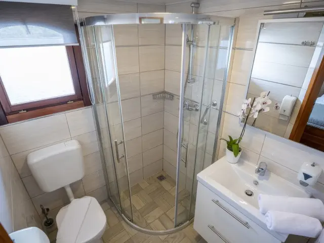 Yacht Karizma cabin bathroom