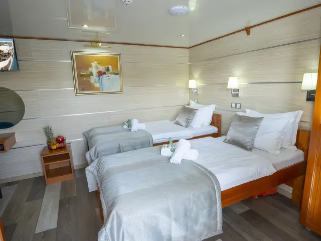 Yacht Karizma cabin
