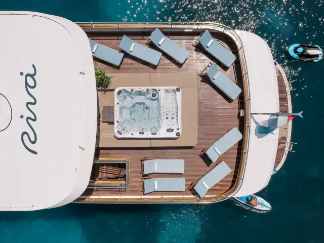 Yacht Riva top-down view