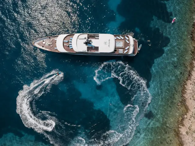Yacht Riva top-down view