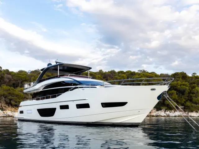 Yacht Vista side view