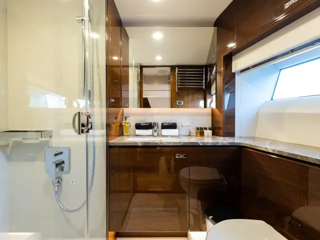 Yacht Vista cabin bathroom