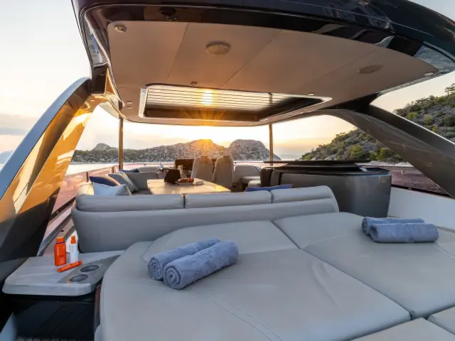 Yacht Vista flybridge