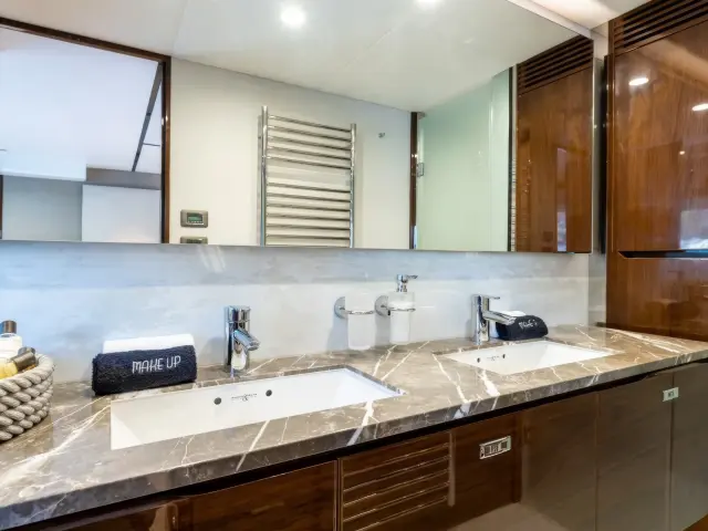 Yacht Vista cabin bathroom