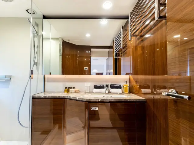 Yacht Vista cabin bathroom