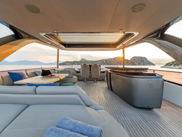 Yacht Vista flybridge