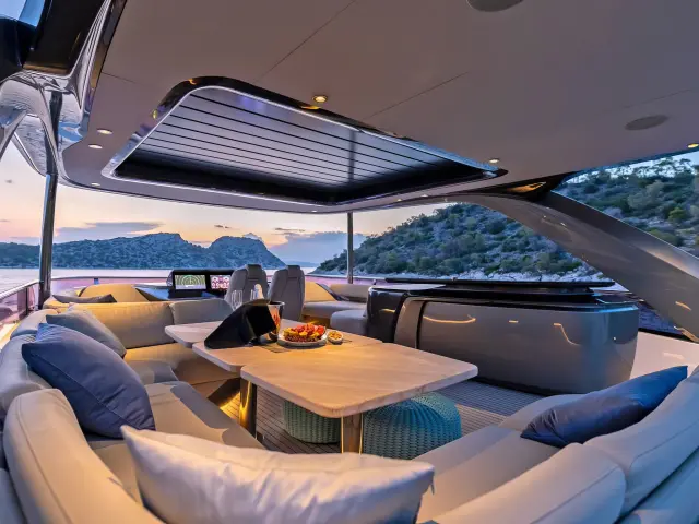 Yacht Vista flybridge