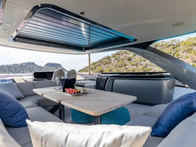 Yacht Vista flybridge