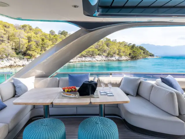 Yacht Vista flybridge