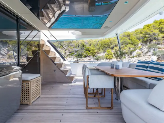 Yacht Vista aft