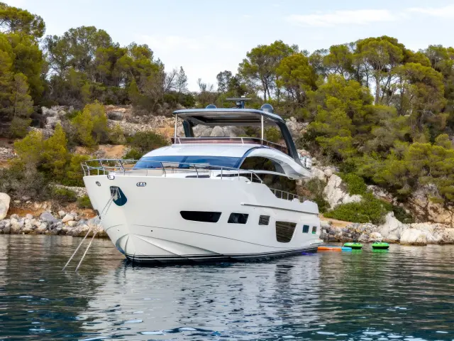 Yacht Vista front view