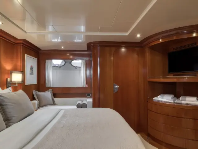 Yacht Why cabin