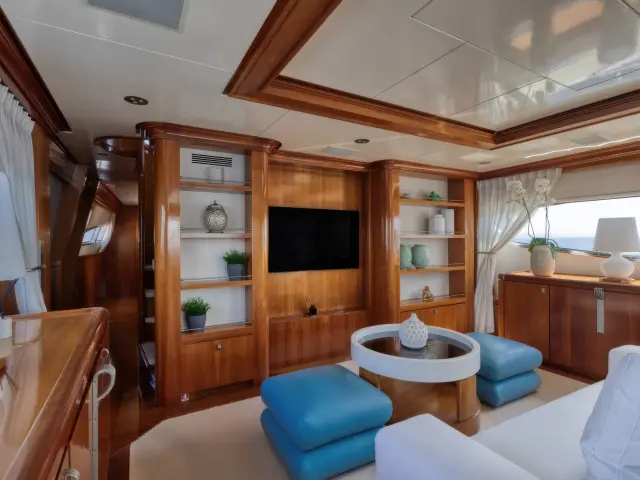 Yacht Why saloon