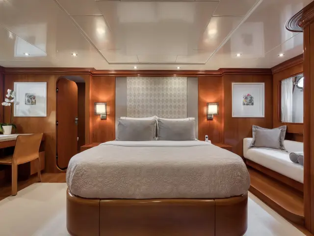 Yacht Why cabin