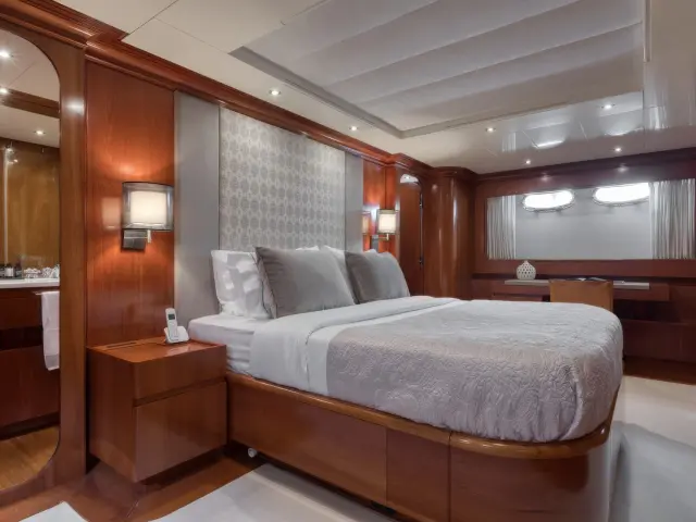 Yacht Why cabin