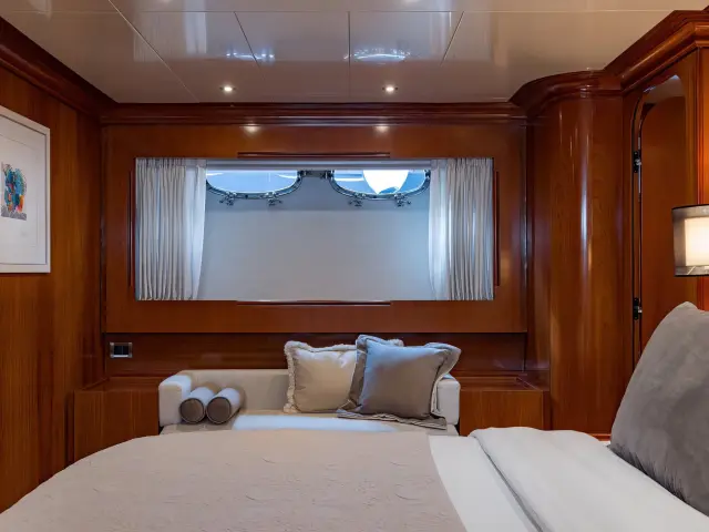Yacht Why cabin