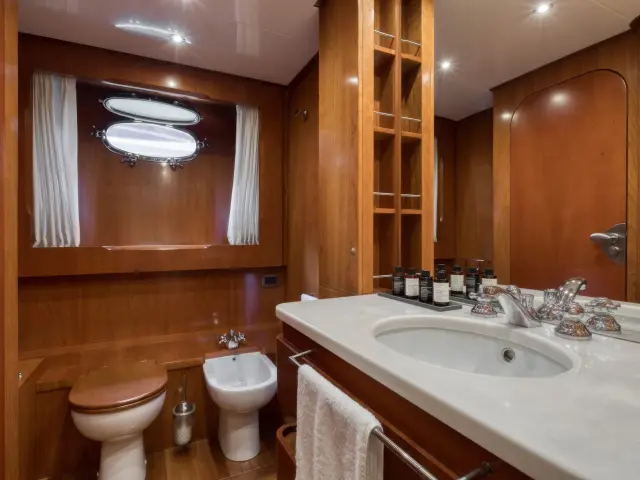 Yacht Why cabin bathroom