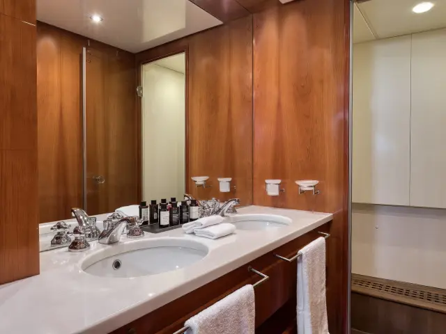 Yacht Why cabin bathroom