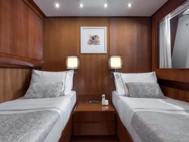 Yacht Why cabin