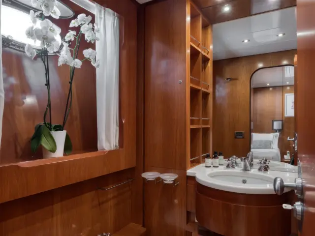 Yacht Why cabin bathroom