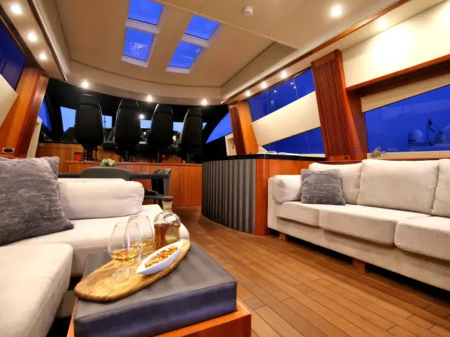 Yacht Quantum saloon view