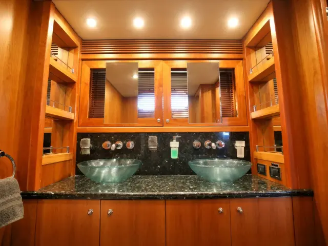 Yacht Quantum cabin bathroom