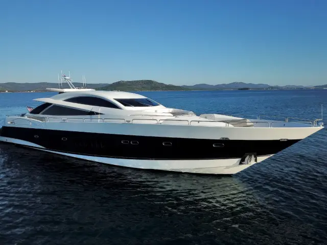 Yacht Quantum side view