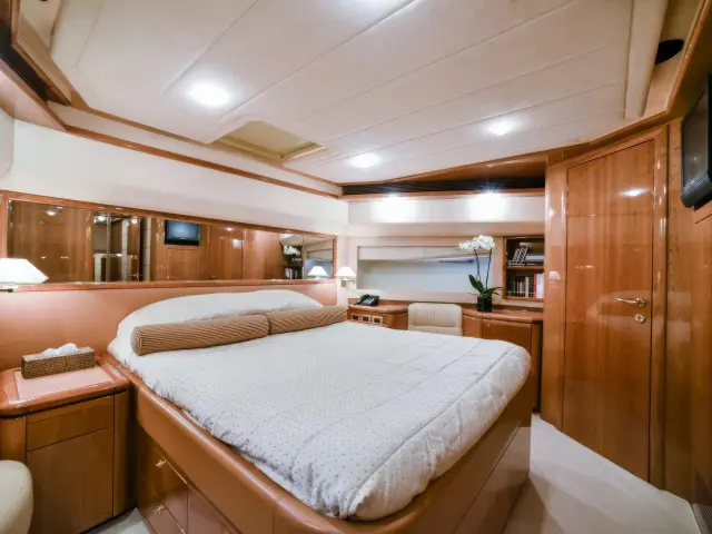 Yacht Day Off cabin