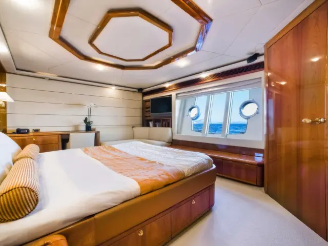 Yacht Day Off cabin