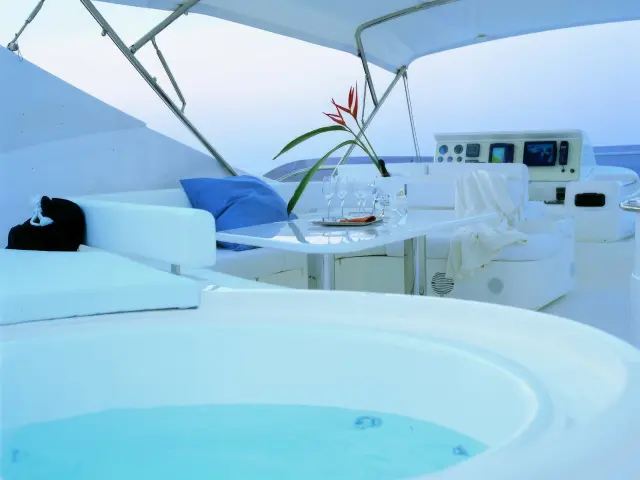 Yacht Day Off Jacuzzi