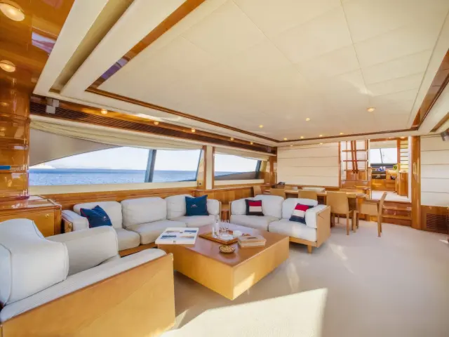 Yacht Day Off saloon