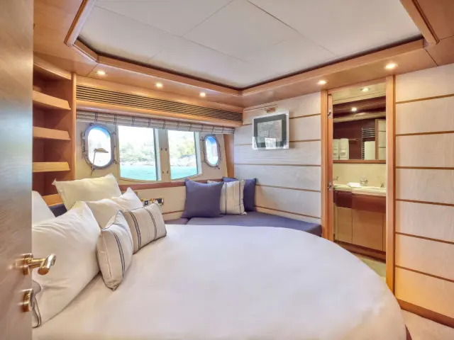 Yacht Pareakki cabin