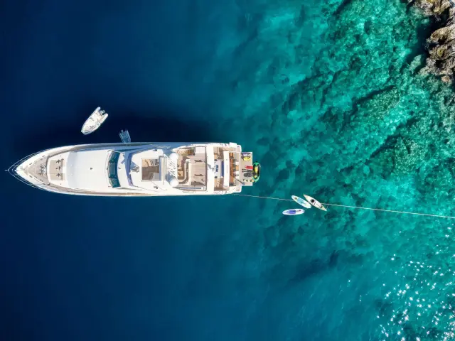 Yacht Pareakki top-down view