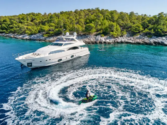 Yacht Pareakki on anchor