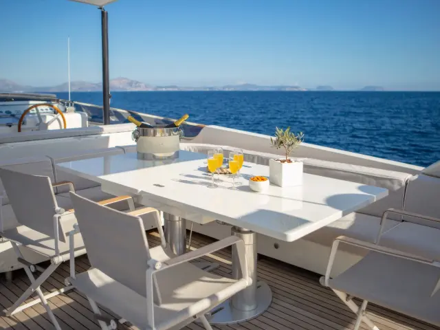 Yacht The Bird flybridge