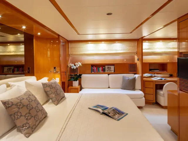 Yacht The Bird cabin