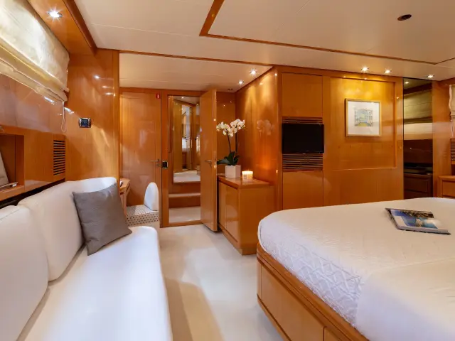Yacht The Bird cabin