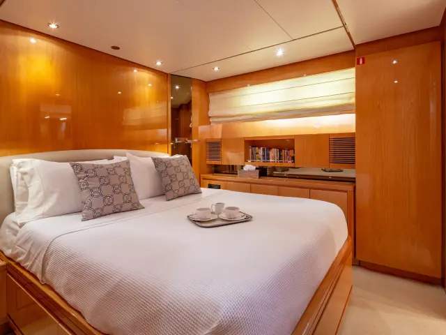 Yacht The Bird cabin