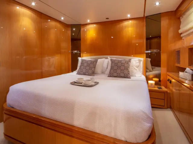 Yacht The Bird cabin