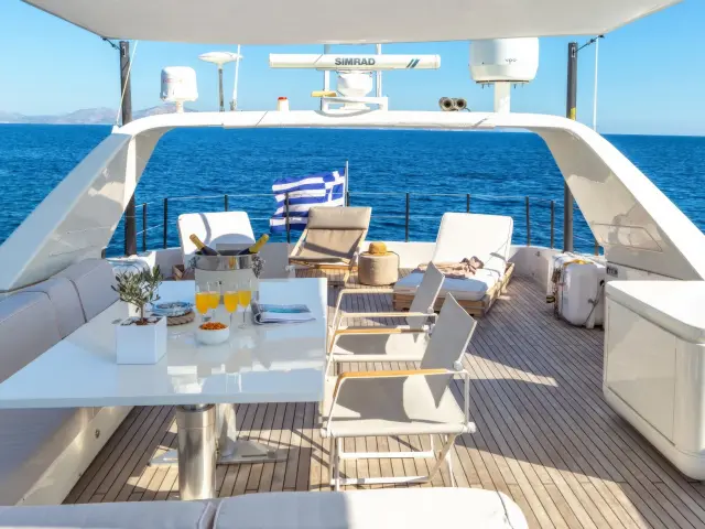 Yacht The Bird flybridge