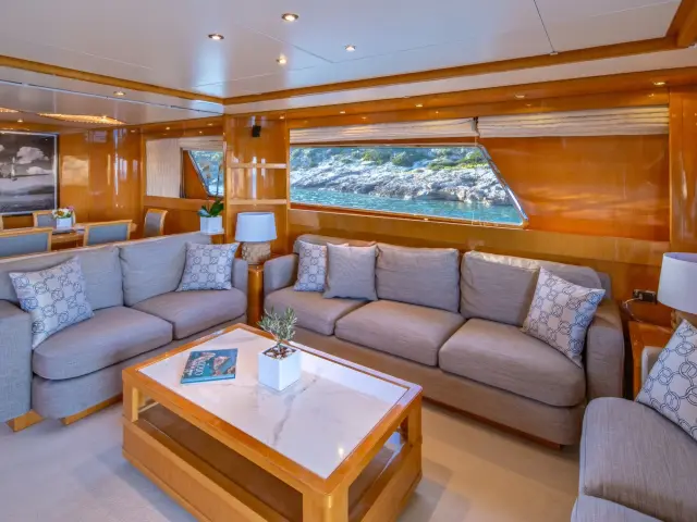 Yacht The Bird saloon